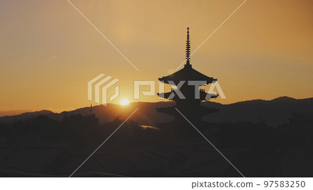 京都：維新之路上的八坂塔和太陽 97583250