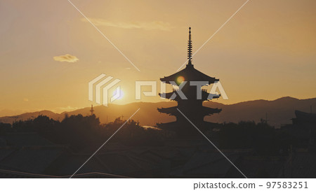 京都：維新之路上的八坂塔和太陽 97583251