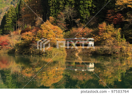 Kiha 25 running on the Takayama Main Line in late autumn 97583764