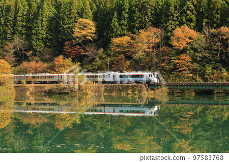 HC85 Series Limited Express Hida running on the Takayama Main Line in late autumn (3:2) 97583768