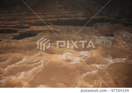 一個黑暗的石灰岩洞的風景 一個黑暗的石灰岩洞的風景 97584109