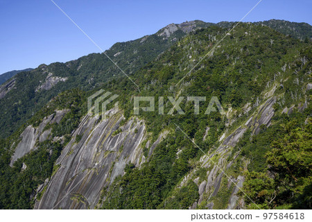 Yakushima Motchomu-dake summit north side [Honfu-dake summit] Observation in the direction of Mt. Wariishi-dake 97584618