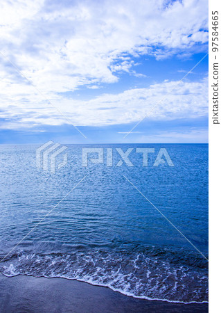 藍色海和藍天和白色雲彩 97584665