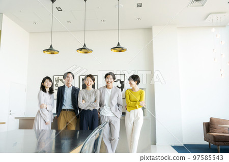 五男一女在辦公室排隊 97585543