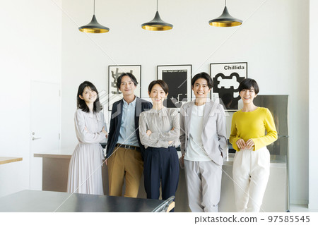 五男一女在辦公室排隊 97585545