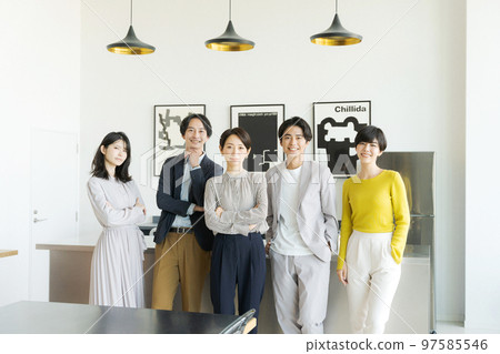 五男一女在辦公室排隊 97585546