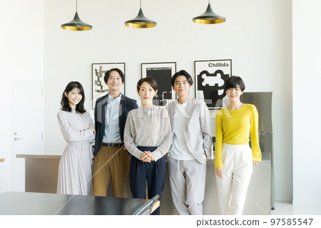 五男一女在辦公室排隊 97585547