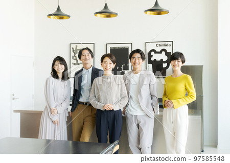 五男一女在辦公室排隊 97585548