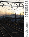 黃昏的鐵軌和遠方的山峰 沒有火車的鐵軌 夕陽西下的山峰和鐵軌 97585898