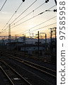 黃昏的鐵軌和遠方的山峰 沒有火車的鐵軌 夕陽西下的山峰和鐵軌 97585958
