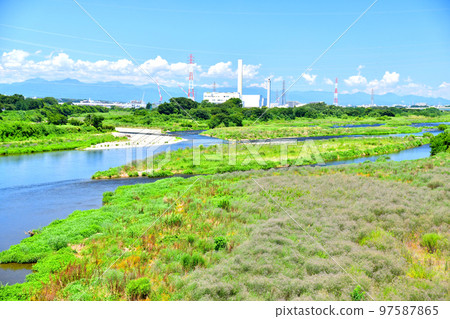 Fuchu Yotsuya Bridge / Looking upstream from the Tama River (Hino City, Tokyo) [July 2022] 97587865