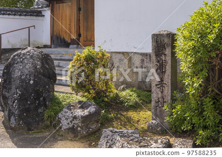 Mukaigen-ji Temple [Toyoura-gu Ruins]奈良縣高市郡豐浦寺遺址的石碑 97588235