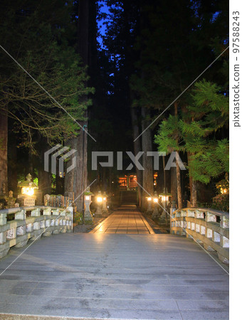 高野山奧之院靈橋(和歌山縣高野町) 高野山奧之院靈橋(和歌山縣高野町) 97588243