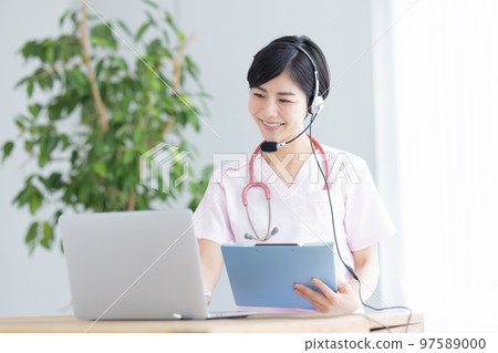 Medical image Portrait of a female doctor who provides online medical care 97589000