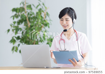 Medical image Portrait of a female doctor who provides online medical care 97589055