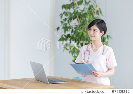 Medical image Portrait of a female doctor who provides online medical care 97589212