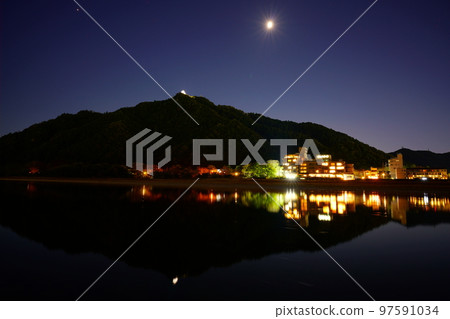 Mt. Kinka and Gifu Castle in late autumn as the twilight draws near 97591034