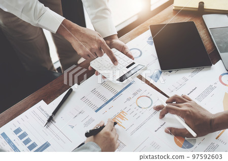 Planning to reduce investment risks, the image of a group of businesspeople working with partners is adjusting marketing strategies to analyze profitable and targeted customer needs at meetings. 97592603