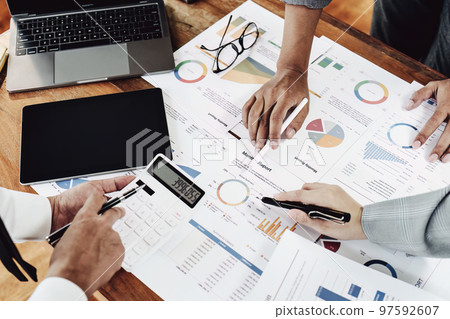 Planning to reduce investment risks, the image of a group of businesspeople working with partners is adjusting marketing strategies to analyze profitable and targeted customer needs at meetings. 97592607