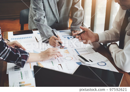 Planning to reduce investment risks, the image of a group of businesspeople working with partners is adjusting marketing strategies to analyze profitable and targeted customer needs at meetings. Planning to reduce investment risks, the image of a group of businesspeople working with partners is adjusting marketing strategies to analyze profitable and targeted customer needs at meetings. 97592621