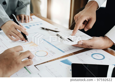 Planning to reduce investment risks, the image of a group of businesspeople working with partners is adjusting marketing strategies to analyze profitable and targeted customer needs at meetings. 97592622