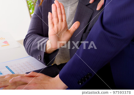 一個女人用手掌表示拒絕意圖 97593378