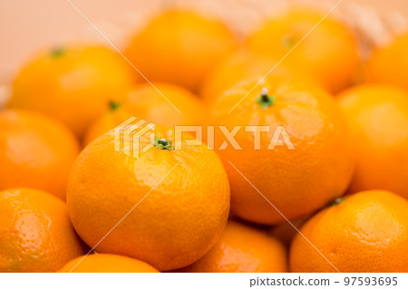 Stack of citrus fruit on basket 97593695