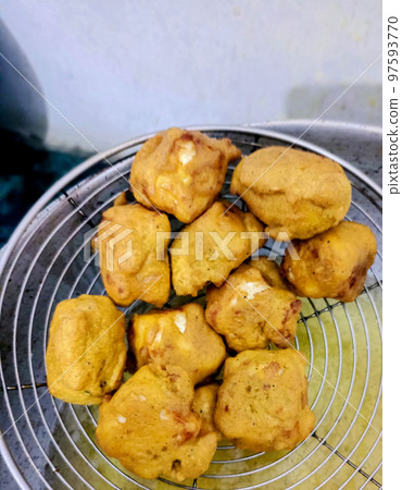 An Indian Street Food Group of Frying Pakora or Bhajiya in oil 97593770