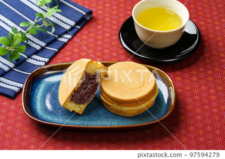 Kaiten-yaki and tea 97594279