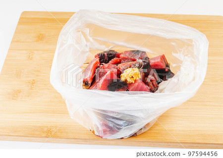 Pre-prepared tuna marinated in soy sauce 97594456