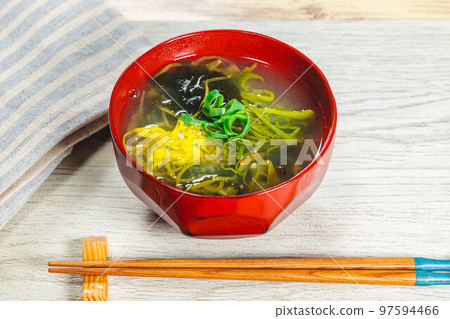 海帶味噌湯,配料豐富 海帶味噌湯,配料豐富 97594466