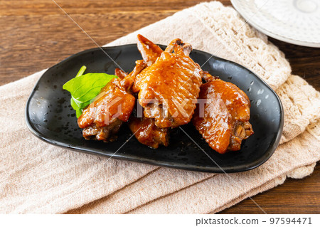 黑色盤子上的紅燒雞翅 97594471