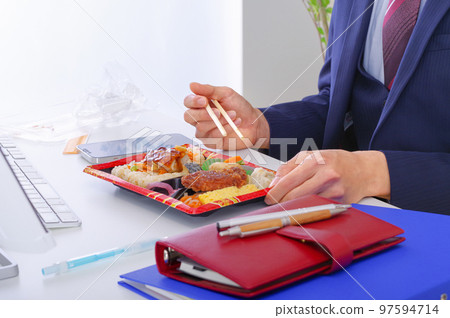 吃便利店便當的商務人士 97594714