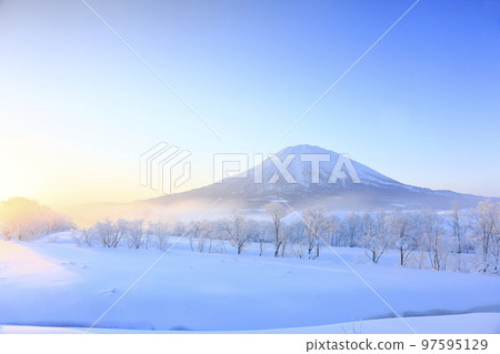 從北海道俱知安町河川公園眺望羊蹄山和霧凇林② 從北海道俱知安町河川公園眺望羊蹄山和霧凇林② 97595129