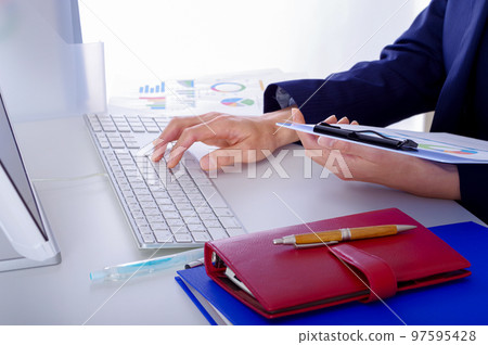 在辦公室工作的商務人士 97595428