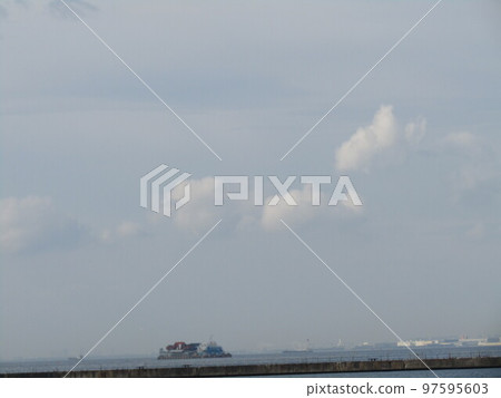 藍天和inage海岸白色雲彩 藍天和inage海岸白色雲彩 97595603