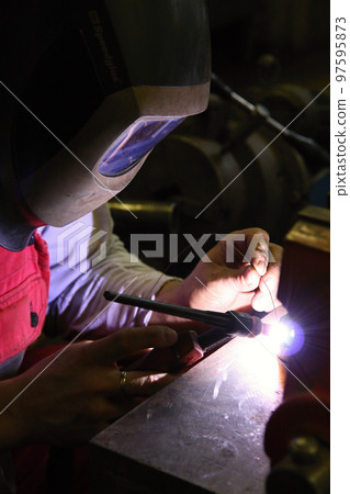 Welding in protective atmosphere of gases Welding in protective atmosphere of gases 97595873