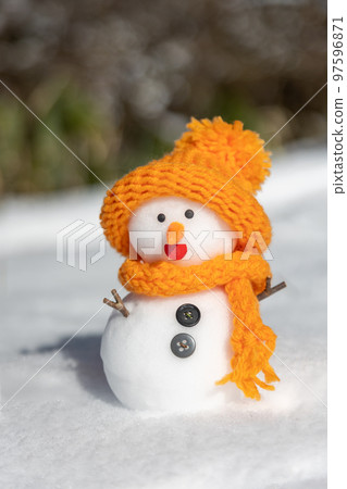 橙色服裝的雪人 97596871