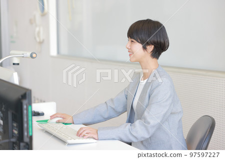 Lecture room_Lecturer talking while operating a computer mouse_2 Lecture room_Lecturer talking while operating a computer mouse_2 97597227