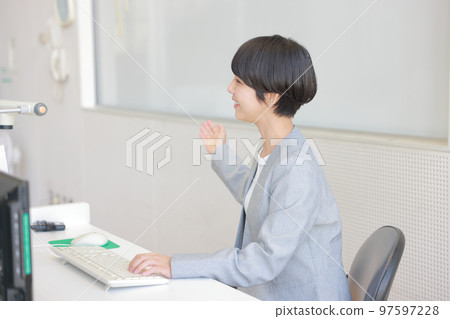 Lecture room_Teacher showing a whiteboard and speaking_2 Lecture room_Teacher showing a whiteboard and speaking_2 97597228