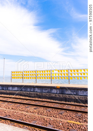 A yellow train with a beautiful sea in the background "Daisami-Higashi Station" A tourist attraction famous for yellow handkerchiefs and commercial filming locations: Shimabara City, Nagasaki Prefecture A yellow train with a beautiful sea in the background "Daisami-Higashi Station" A tourist attraction famous for yellow handkerchiefs and commercial filming locations: Shimabara City, Nagasaki Prefecture 97598505
