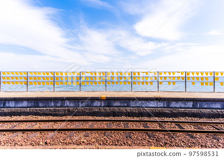 以美麗的大海為背景的黃色火車“大佐見東站”以黃色手帕和商業拍攝地而聞名的旅遊勝地:長崎縣島原市 以美麗的大海為背景的黃色火車“大佐見東站”以黃色手帕和商業拍攝地而聞名的旅遊勝地:長崎縣島原市 97598531
