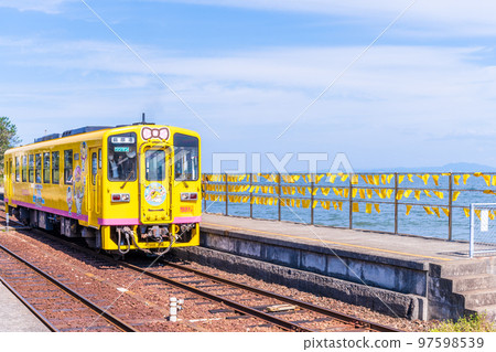 以美麗的大海為背景的黃色火車“大佐見東站”以黃色手帕和商業拍攝地而聞名的旅遊勝地：長崎縣島原市 97598539