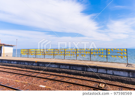 A yellow train with a beautiful sea in the background "Daisami-Higashi Station" A tourist attraction famous for yellow handkerchiefs and commercial filming locations: Shimabara City, Nagasaki Prefecture A yellow train with a beautiful sea in the background "Daisami-Higashi Station" A tourist attraction famous for yellow handkerchiefs and commercial filming locations: Shimabara City, Nagasaki Prefecture 97598569