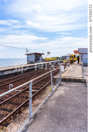 以美麗的大海為背景的黃色火車“大佐見東站”以黃色手帕和商業拍攝地而聞名的旅遊勝地：長崎縣島原市 97598572