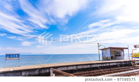 以美麗的大海為背景的黃色火車“大佐見東站”以黃色手帕和商業拍攝地而聞名的旅遊勝地:長崎縣島原市 以美麗的大海為背景的黃色火車“大佐見東站”以黃色手帕和商業拍攝地而聞名的旅遊勝地:長崎縣島原市 97598575