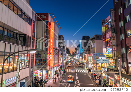 日本東京城市景觀新大久保站景觀和新大久保站前的城市景觀在夕陽下閃耀 97598740