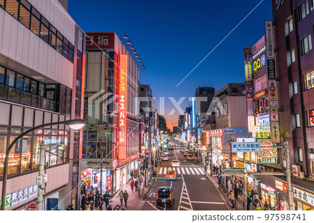 日本東京城市景觀新大久保站景觀和新大久保站前的城市景觀在夕陽下閃耀 97598741