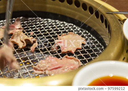 Yakiniku grills the tongue first 97599212