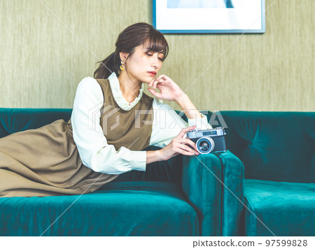 elegant woman portrait 97599828